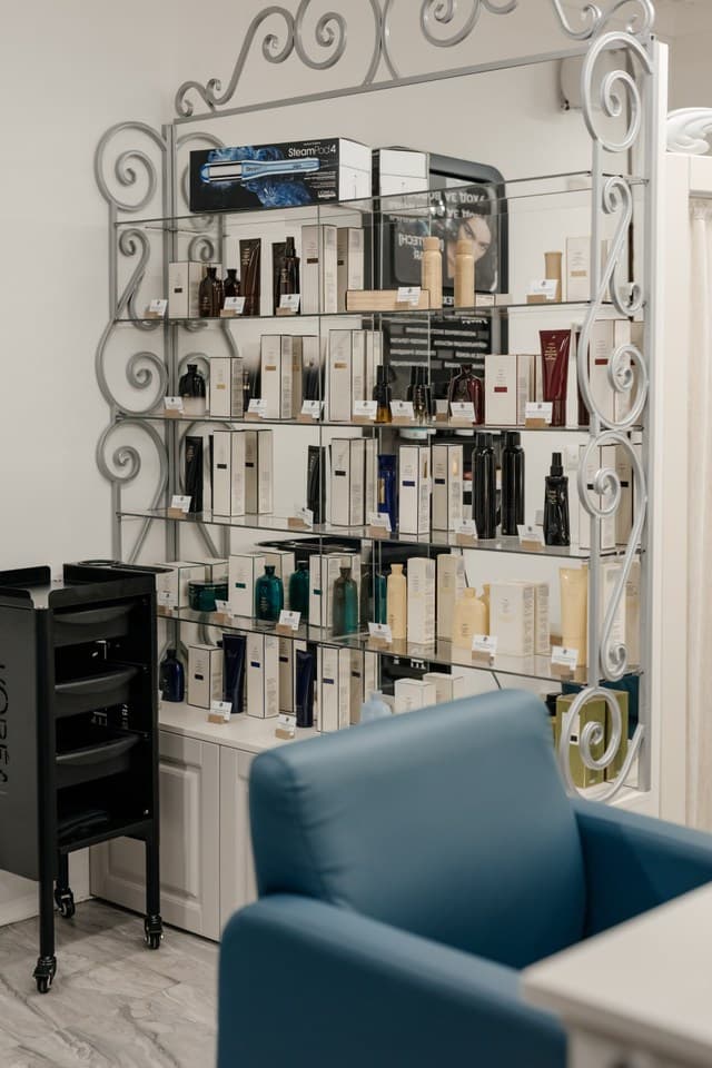 Витрина с профессиональной косметикой в Rodina Beauty Bar