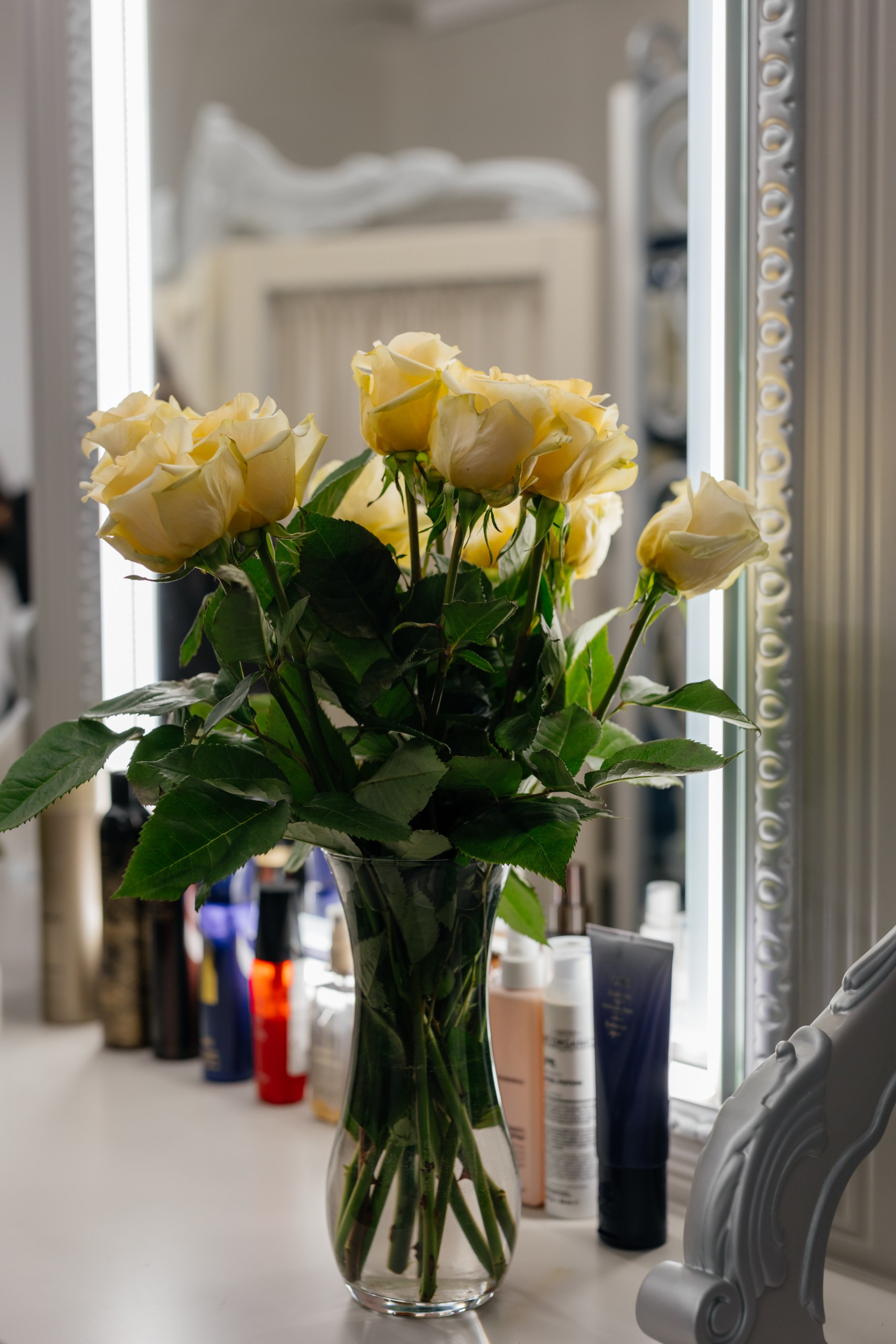 Цветы у зеркала в Rodina Beauty Bar