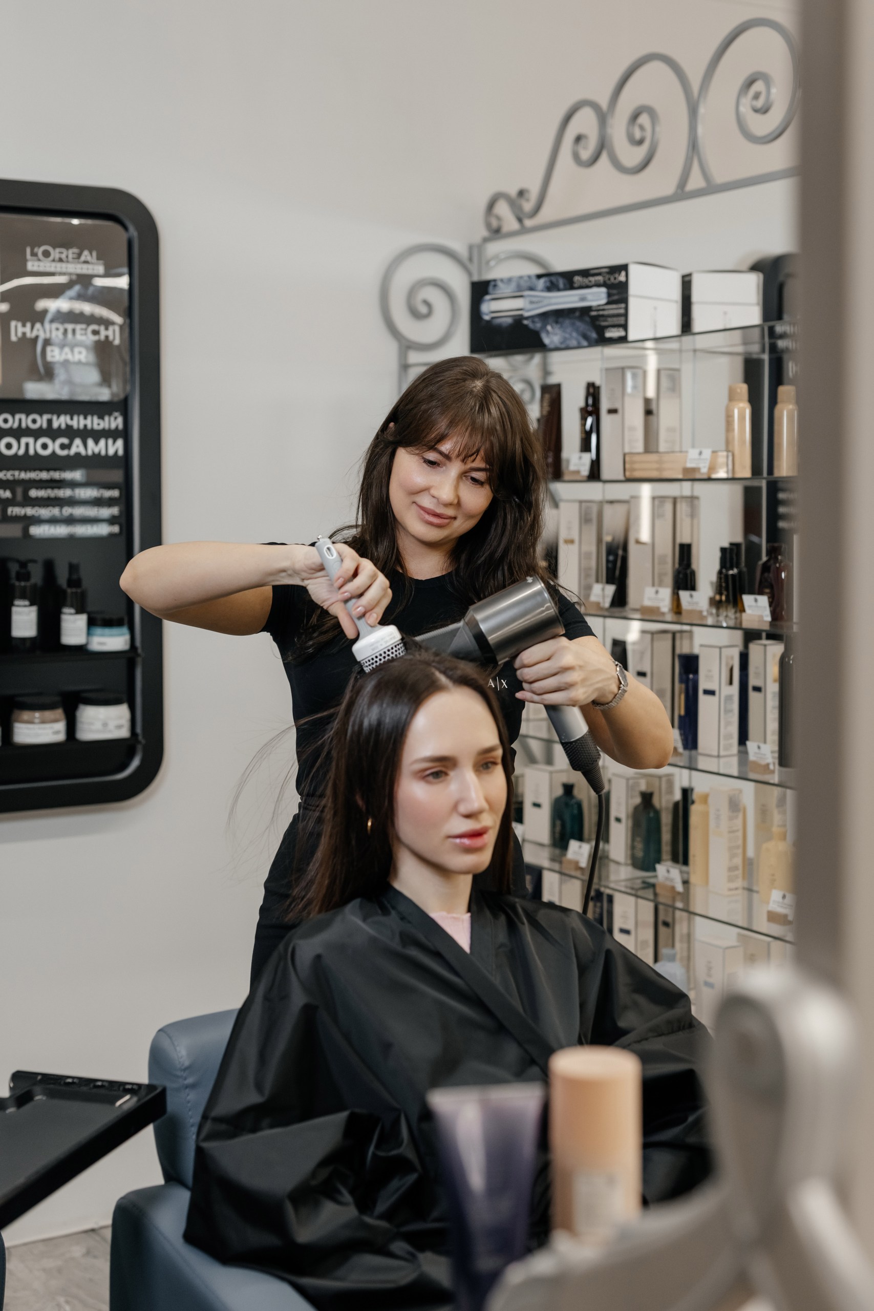 Мастер укладывает волосы гостье Rodina Beauty Bar