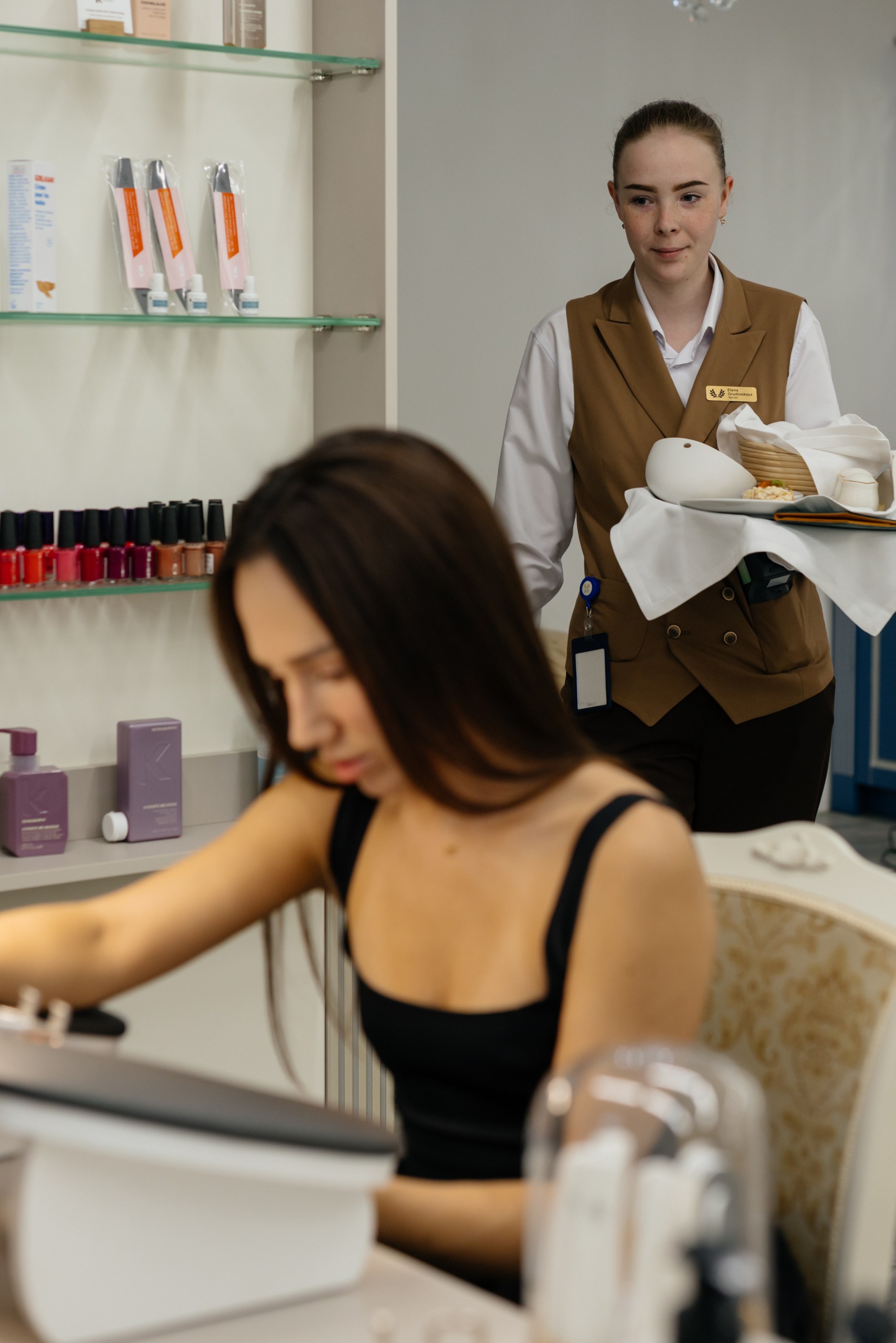 Забота о госте во время процедуры в Rodina Beauty Bar
